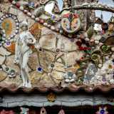 ...sculture di donne, mosaici, specchi, fondi di bottiglia